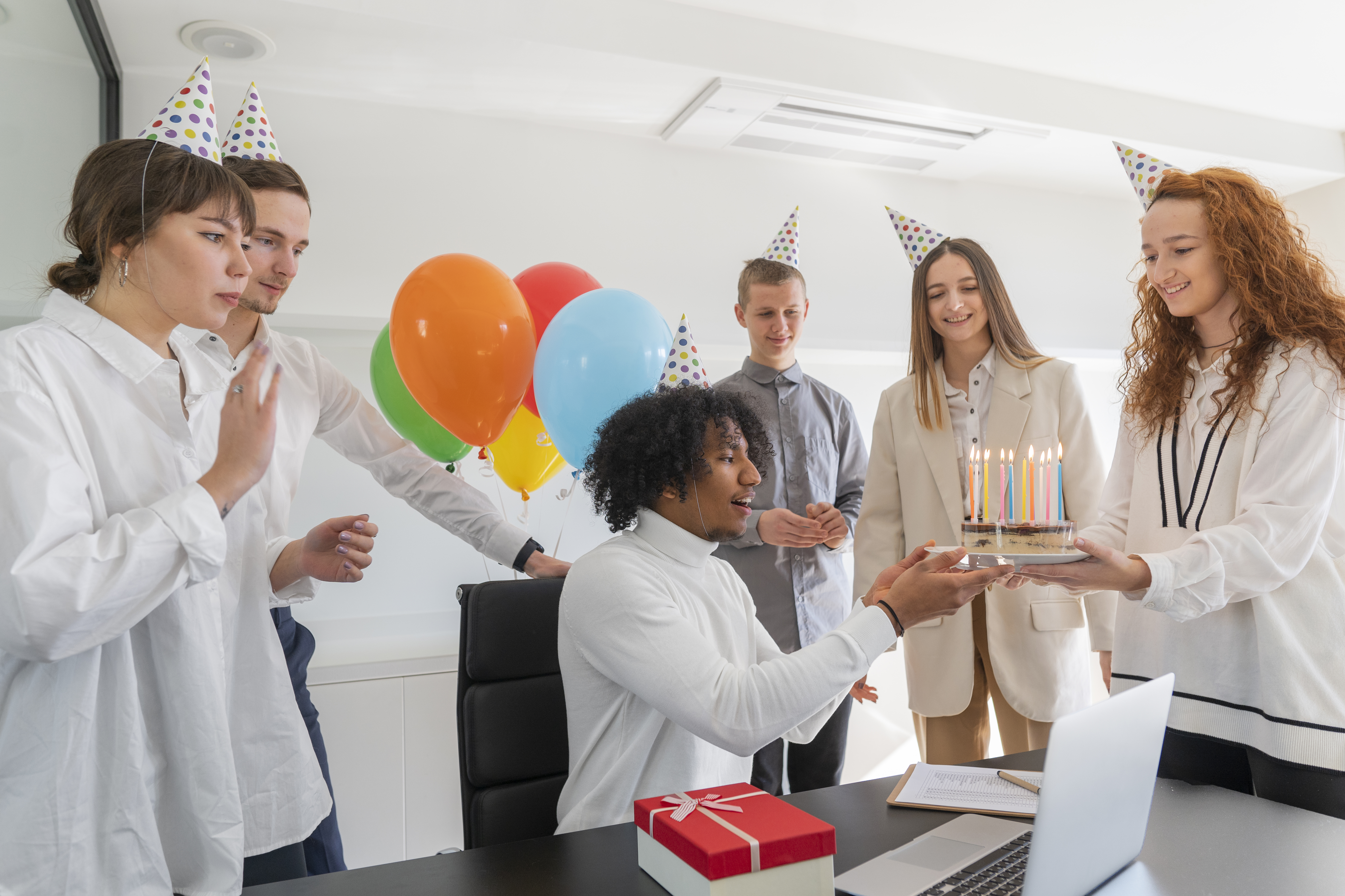 Mehrere Personen freuen sich über Teamgeschenke